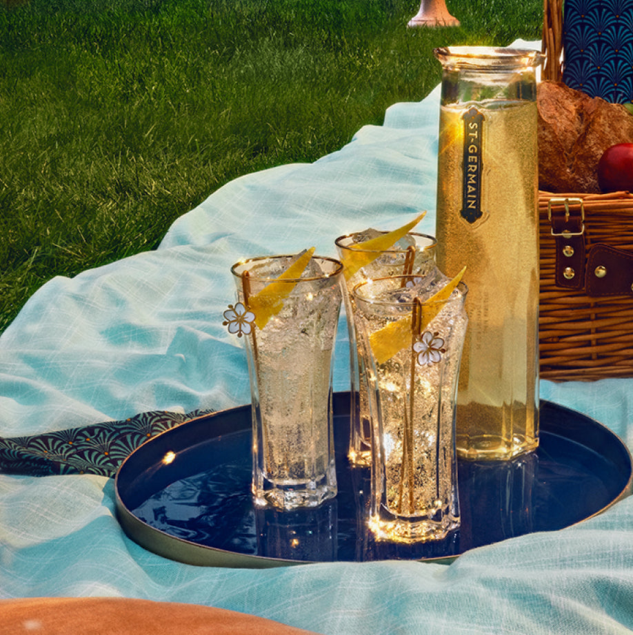 Unique Art Deco style glasses, perfect match for our bottle. Engraved and delicately gilded - St-Germain Spritz - official Store